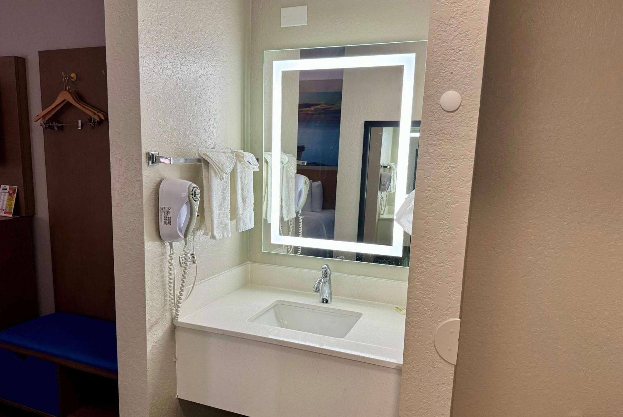 Days Inn By Wyndham Sarasota I-75 Vamo Екстер'єр фото
